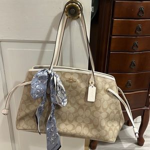 COACH SIGNATURE PRINT DRAWSTRING
CARRYALL LIGHT KHAKI/WHITE